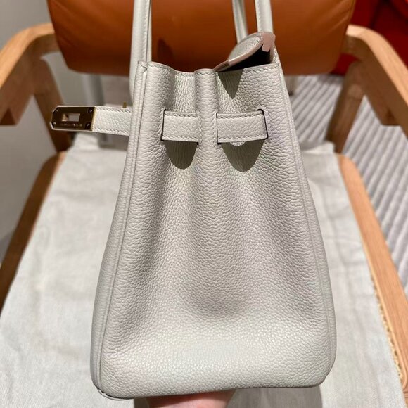 Classic Hermes Bag: A Stylish and Versatile Choice for Elegance - Picture 5 of 6